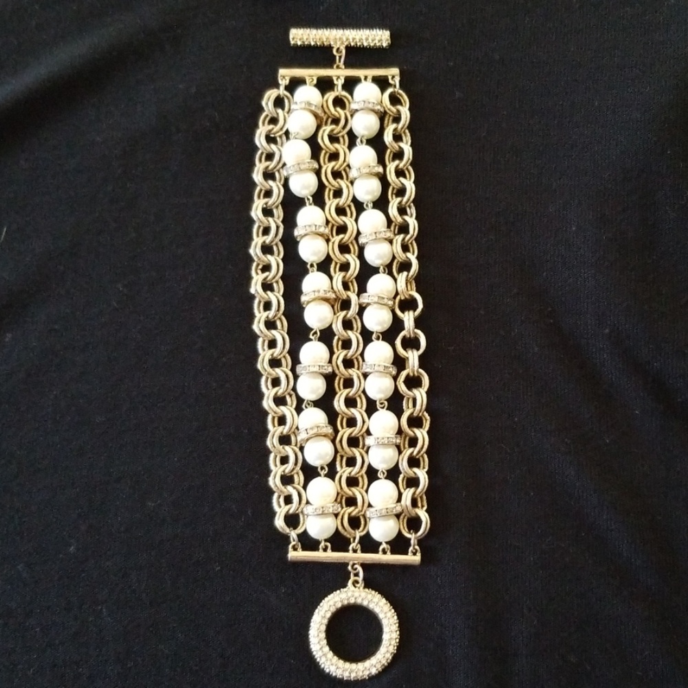 Gold tone and pearl bracelet